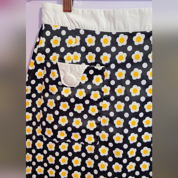 Smak Parlour Unique Vintage Black Daisy Print Mod Skirt - M/6-8 - Picture 3 of 5